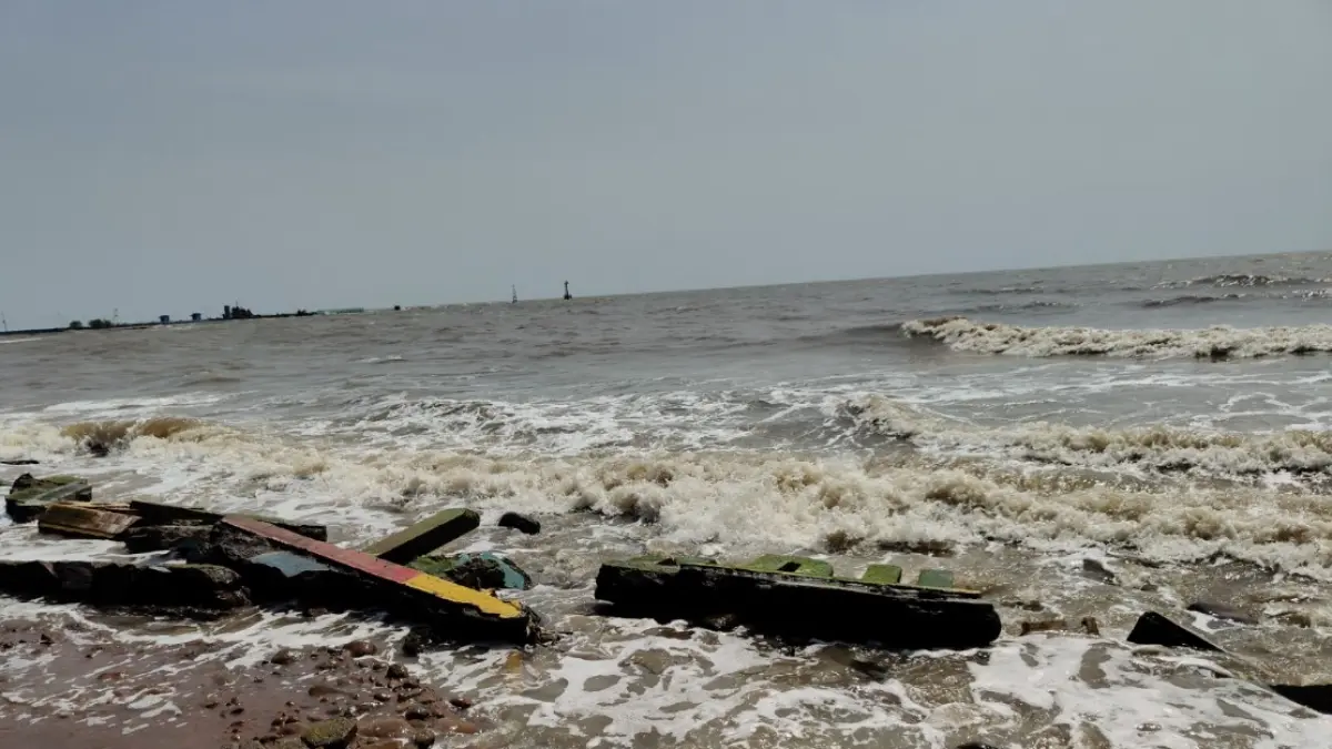 ABRASI: Kondisi pantai Sigandu yang memprihatinkan karena ditelan abrasi&nbsp;