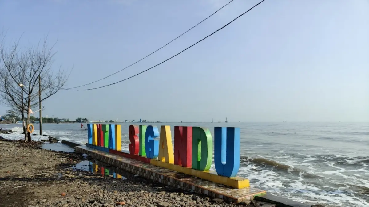 Before: Kondisi pantai Sigandu pada tahun 2025 saat tulisan ikonik masih berdiri.