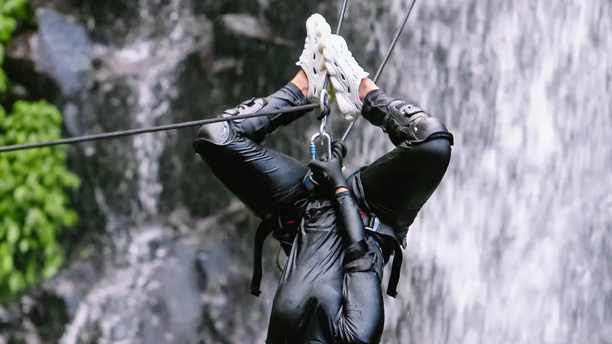 IST
BERAKSI - Ditengah rappeling meuruni Curug, peminat Canyoning Tri Wulan Suci saat beradegan penuh andrenalin, penuh sensasi tegang namun mengaysikan.