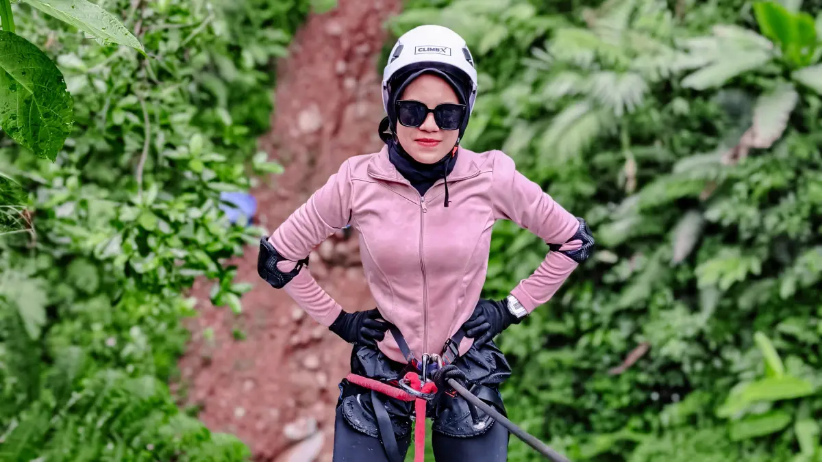 IST
BERANI - Salah satu peminat Canyoning Ranu Kanaya saat berfoto sebelum beraksi menuruni Curug Sipitung dengan rappeling di Kecamatan Bawang Kabupaten Batang.
