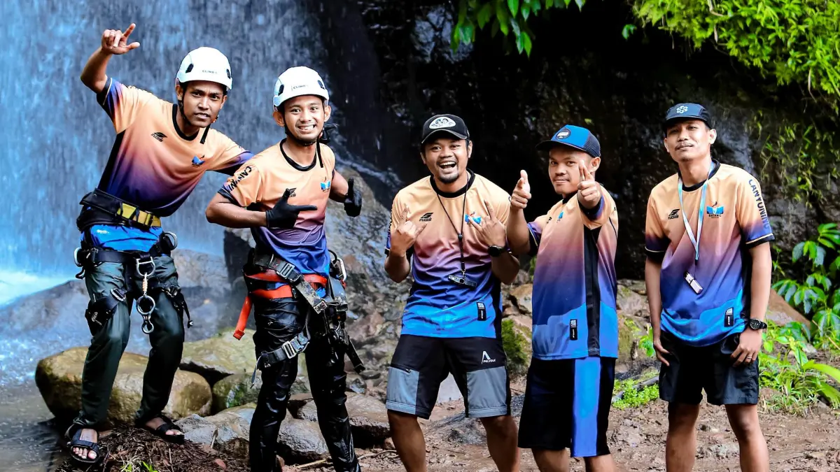IST
KOMPAK - TIM Batang Canyoning berfoto bersama usai menjalankan tugasnya mengamankan perserta turun dari Curug.