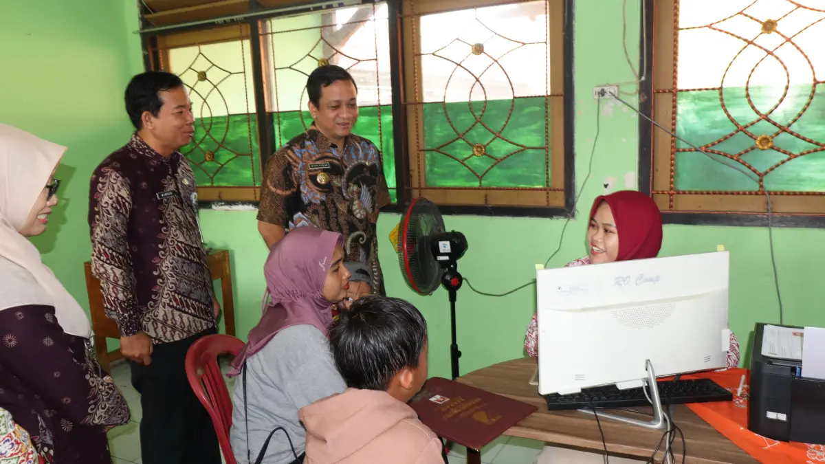Lutfi Hanafi/Jawa Pos Metro Pekalongan
CEK SEKOLAH - Dindik Kota Pekalongan saat tinjau hari terakhir pendaftaran sekolah di SMPN 4 Kota Pekalongan.