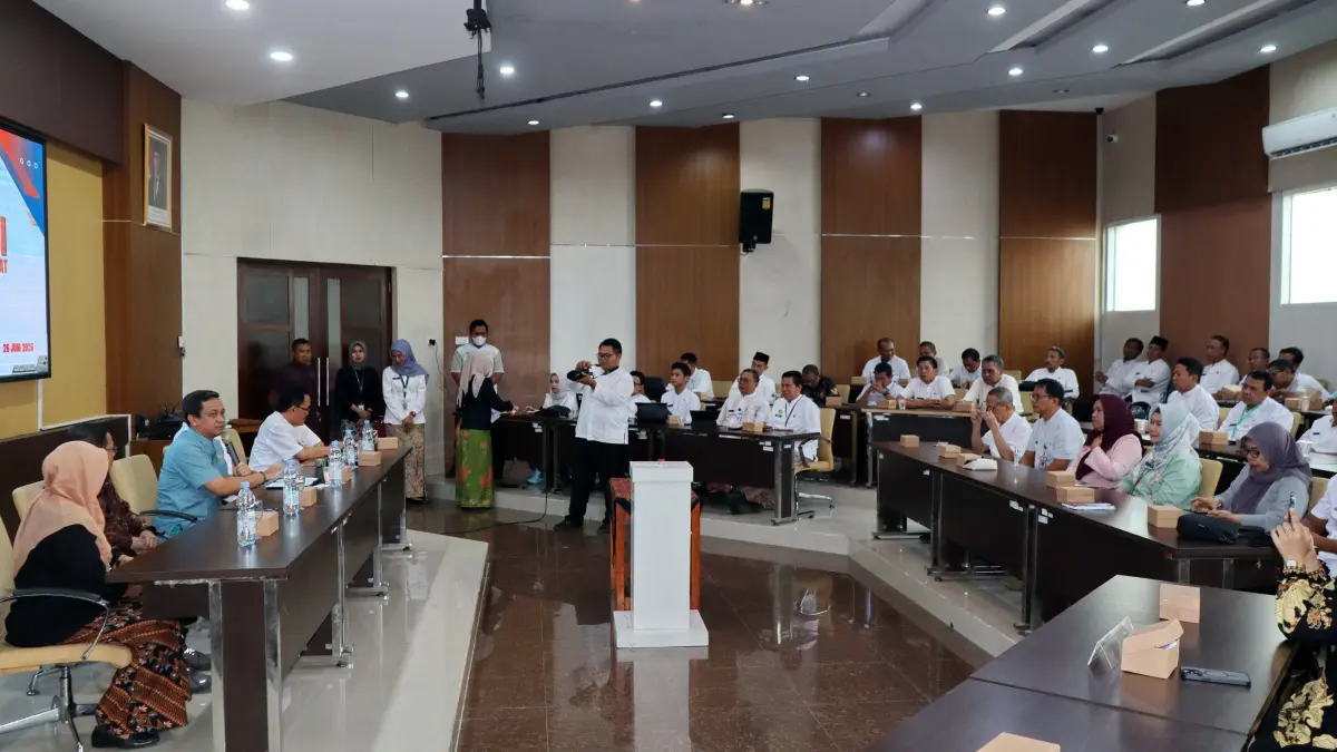 Lutfi Hanafi/Jawa Pos Metro Pekalongan
PAPARAN - Walikota Pekalongan Aaf, saat launching tiga aplikasi Inovasi pemerintah setempat di Ruang Buketan Sekretariat Daerah Kota Pekalongan, Jumat (26/6/2026).&nbsp;