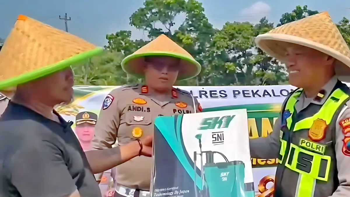 IST
SERAHKAN - Kasat Lantas Polres Pekalongan Kota AKP Andi Susanto saat serahkan Alsintan kepada kelompok tani jagung di Kelurahan Kalibaros, Kecamatan Pekalongan Timur.