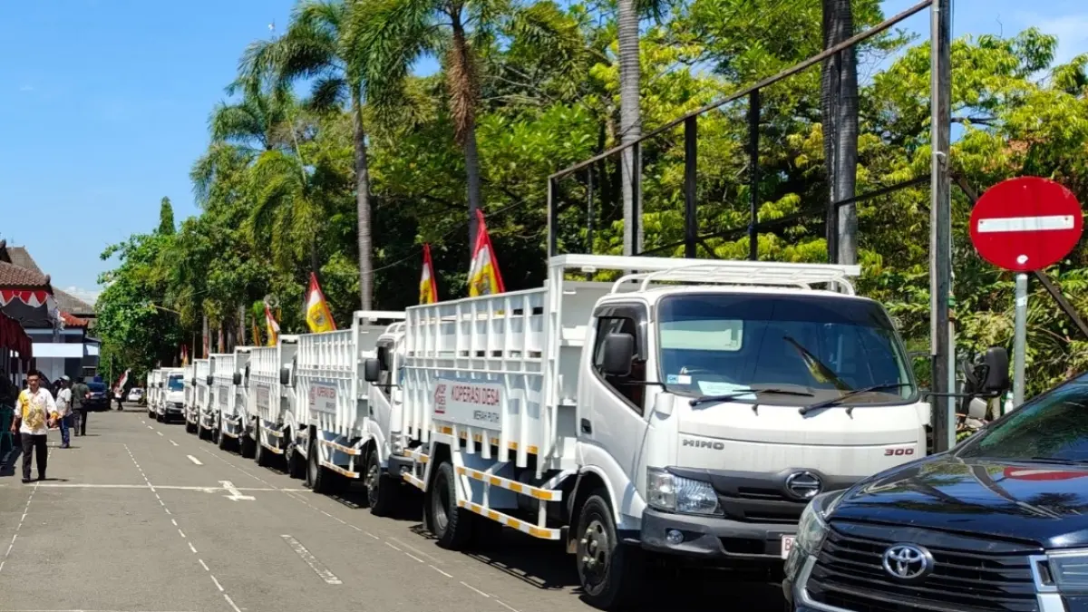 KDMP: Truk-truk KDMP saat berbaris di area Pendopo Kabupaten Batang.