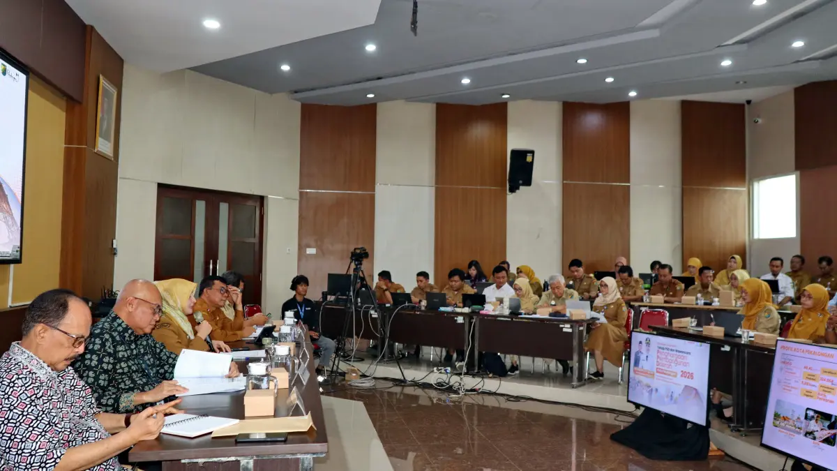 Lutfi Hanafi/Jawa Pos Metro Pekalongan
PAPARAN - Wakil Walikota Pekalongan Hj Balgis Diab saat berikan paparan bareng Tim Penilai dari Kementerian PPN/Bappenas melakukan wawancara dan verifikasi di Ruang Buketan, Senin (29/6/2026).