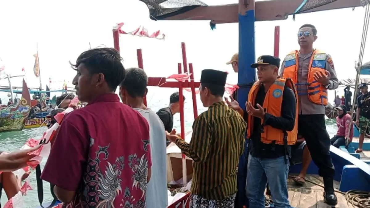 NYADRAN: Puluhan warga dan nelayan mengikuti prosesi larung sesaji dalam tradisi Nyadran atau Sedekah Laut di pesisir Dusun Roban Timur, Desa Sengon, Kecamatan Subah.