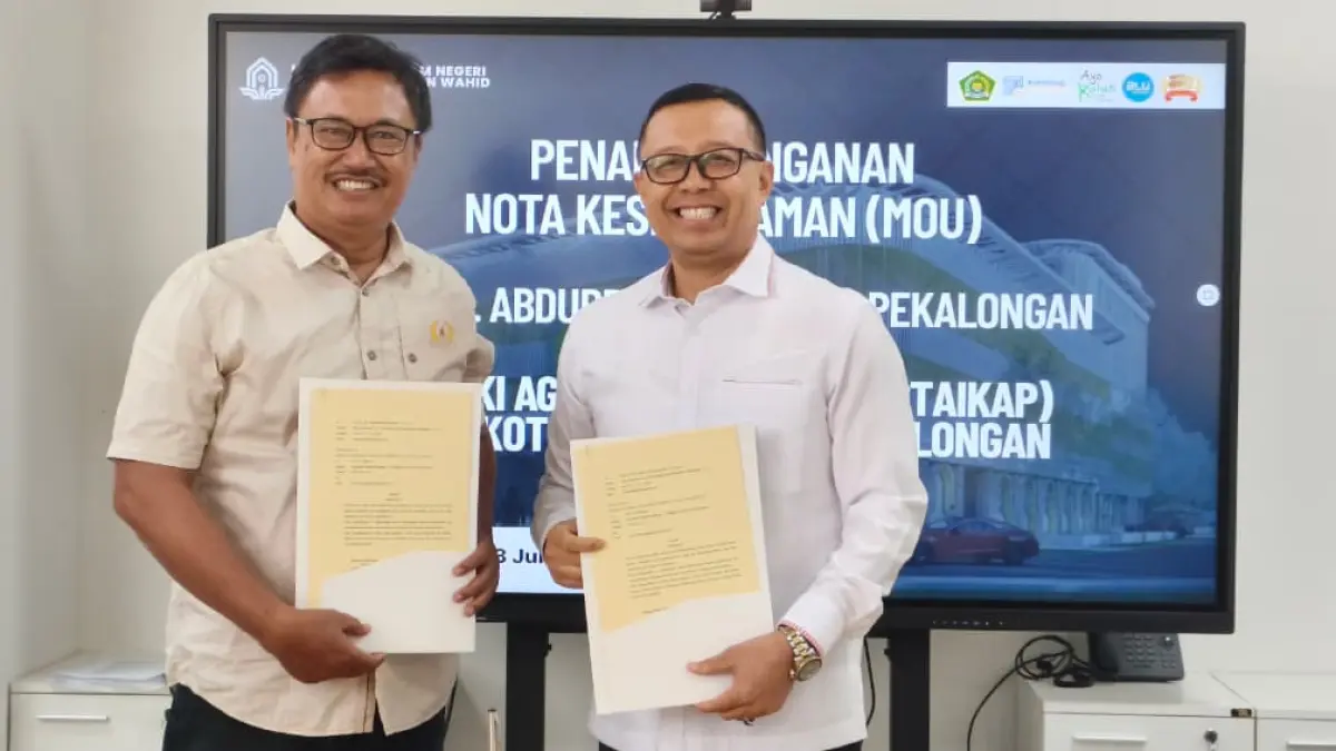 KERJA SAMA: Rektor UIN Gus Dur Zaenal Mustakim dan Ketua KONI Kabupaten Pekalongan Suryono saat menunjukkan MoU kerja sama mereka. 