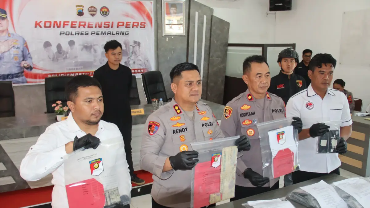 Lutfi Hanafi/Jawa Pos Metro Pekalongan
TUNJUKAN BARANG BUKTI - Kapolres Pemalang AKBP Rendy Setia Permana dan Kasatreskrim Polres Pemalang AKP M. Faizal Wildan Umar Rel tunjukkan barang bukti, saat konferensi pers di Polres Pemalang, Selasa (30/6/2026).