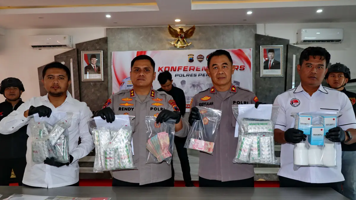 Lutfi Hanafi/Jawa Pos Metro Pekalongan
TUNJUKKAN BARANG BUKTI - Kapolres Pemalang AKBP Rendy Setia Permana dan Kasatresnarkoba Polres Pemalang AKP Wahyudi Wibowo tunjukkan barang bukti narkoba di Mapolres Pemalang, Selasa (30/6/2026).