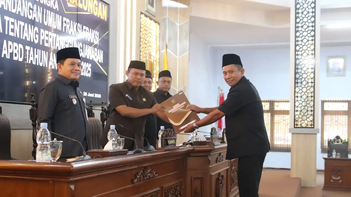 PARIPURNA: Plt. Bupati Pekalongan Sukirman saat rapat paripurna penyampaian pandangan umum terhadap Rancangan Peraturan Daerah (Raperda) Pertanggungjawaban Pelaksanaan APBD Tahun Anggaran 2025, Senin (29/6/2026).

