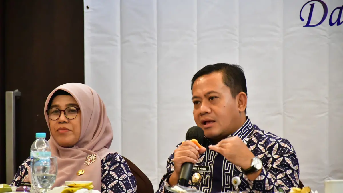 TRIPARTIT: Plt. Bupati Pekalongan Sukirman dalam rapat koordinasi LKS Tripartit yang digelar di Surakarta, belum lama ini. 