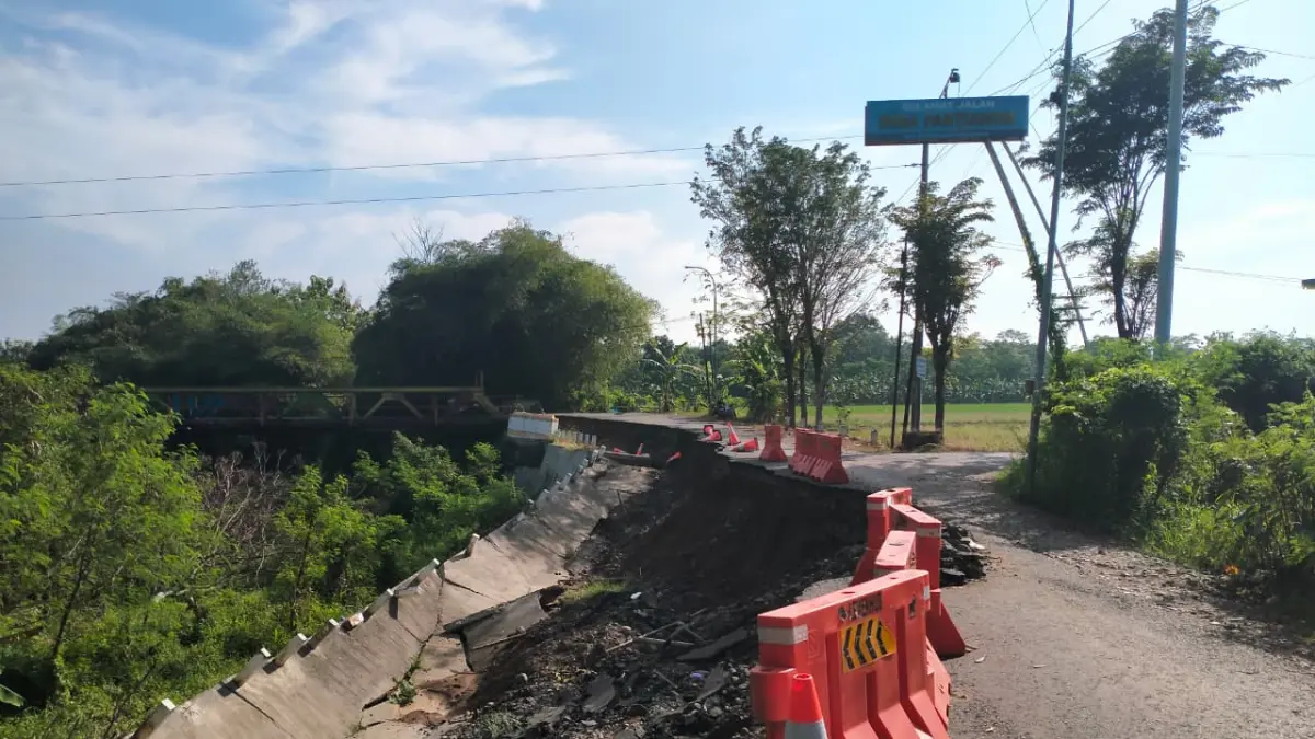 AMBLES: Kondisi ruas jalan perbatasan Pantianom-Kalijambe, Kabupaten Pekalongan. 