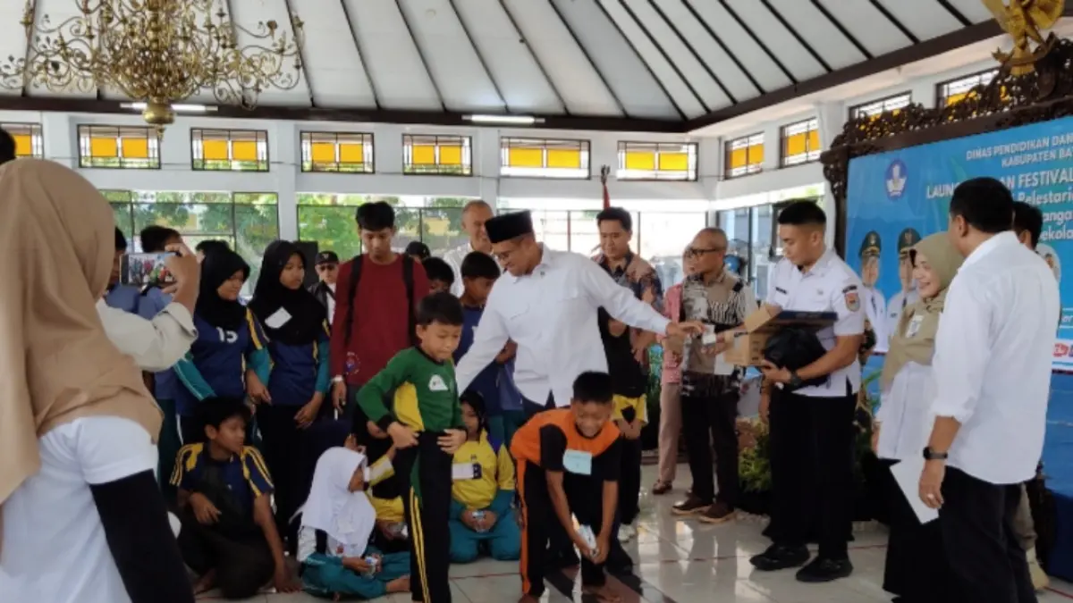 Bupati Batang M. Faiz Kurniawan, meninjau Festival Dolanan Anak di halaman Pendopo Kabupaten Batang.

