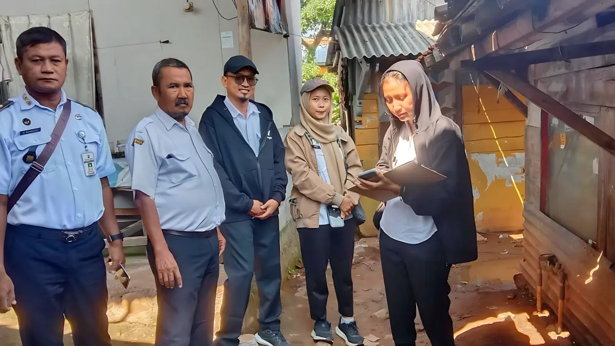CEK LAPANGAN : Tim Suirvey Dinperkim Kota Pekalongan saat mengecek langsung lokasi yang akan dibuat jalan di Kawasan Kelurahan Bendan Kergon Pekalongan Barat, Rabu (1/7/2026).(Lutfi Hanafi/Jawa Pos Metro Pekalongan)