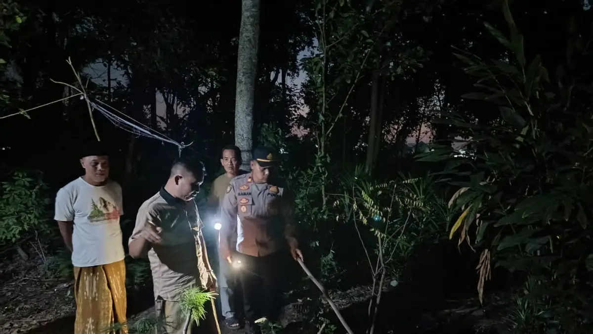 CEK LOKASI: Kapolsek Wiradesa Iptu Maman Sugiarto saat mengecek lokasi ditemukannya korban. (Dok. Polres Pekalongan)