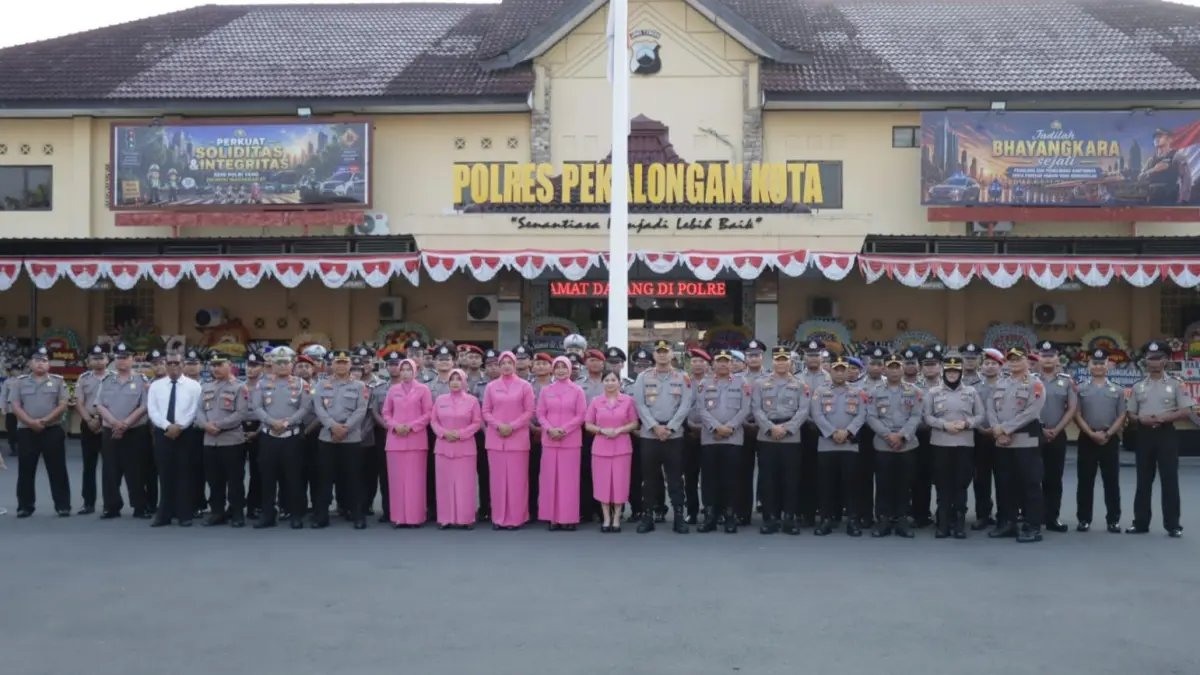 IST
FOTO BERSAMA - Personel Polres Pekalongan Kota yang naik pangkat berfoto Bersama dengan jajaran pimpinan di Halaman Mapolres setempat, Selasa sore (30/6/2026).