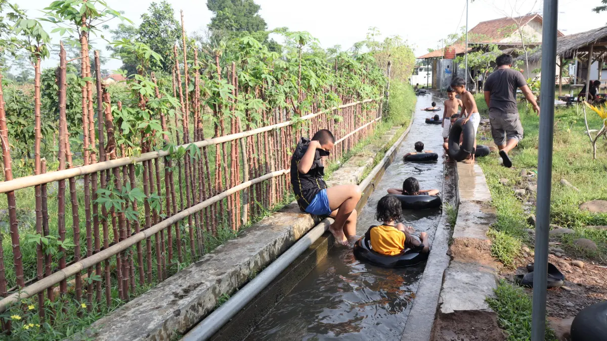 Lutfi Hanafi/Jawa Pos Metro Pekalongan
SERU - Nampak pengunjung anak-anak saat bermain tubing di selokan sawah di Desa Pandansari Kecamatan Warungasem Kabupateng Batang dengan ceria.