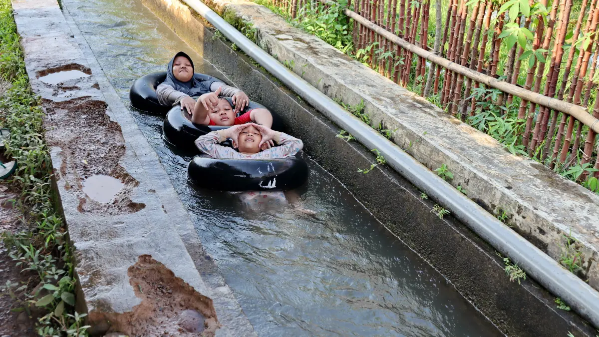 Lutfi Hanafi/Jawa Pos Metro Pekalongan
SERU - Nampak pengunjung anak-anak saat bermain tubing di selokan sawah di Desa Pandansari Kecamatan Warungasem Kabupateng Batang dengan ceria.