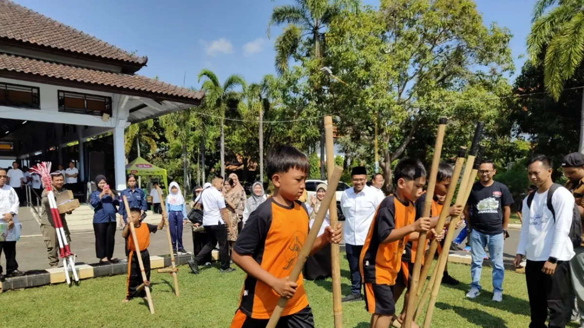 MERIAH: Suasana perlombaan permainan tradisional di area Pendopo Kabupaten Batang.