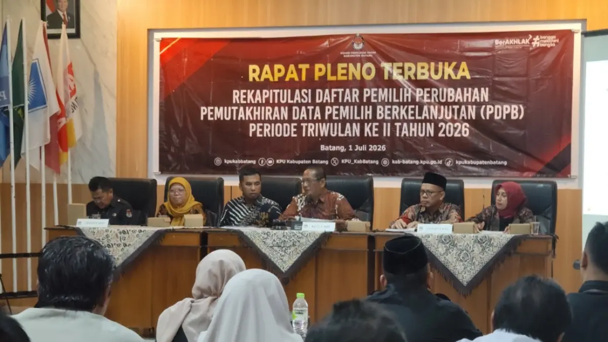 REKAPITULASI: Suasana rekapitulasi data pemilih pada Triwulan II di kantor KPU Batang.