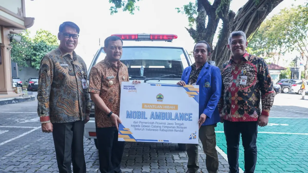 Ahmad Luthfi juga menyerahkan satu unit ambulans kepada Himpunan Nelayan Seluruh Indonesia (HNSI) Kabupaten Kendal. 