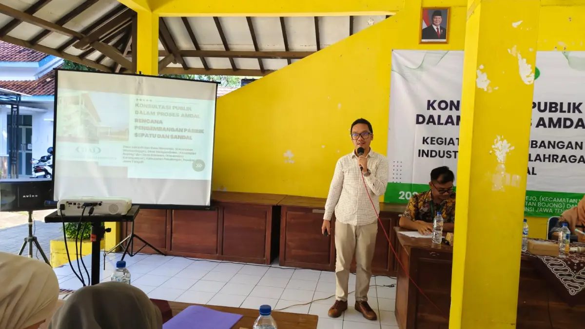 KONSULTASI: Konsultasi publik penyusunan Amdal perluasan pabrik sepatu PT HAI di Aula Kecamatan Bojong, Kamis (2/7).