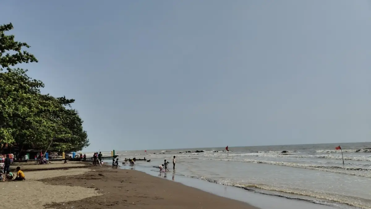 LIBURAN: Sejumlah wisatawan tampak menikmati suasana saat libur sekolah di kawasan wisata Pantai Ujungnegoro.