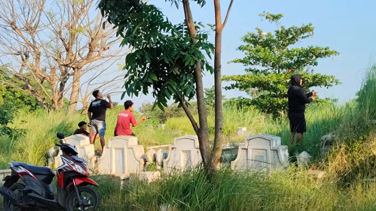 MAIN LAYANG-LAYANG : Bong China di Kelurahan Kuripan Lor, Kecamatan Pekalongan Selatan, Kota Pekalongan, menjadi pusat keramaian warga setiap sore. (MOCH. FALAHUDDIN/JAWA POS METRO PEKALONGAN)