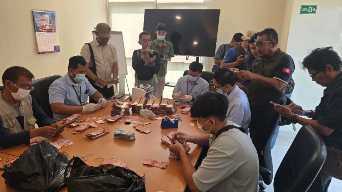 PANTAU : Tim KPw BI Tegal, saat proses identifikasi uang rusak milik warga Kabupaten Batang, senilai Rp 1,5 miliar, pada Kamis (2/7/2026) di kantor setempat.(IST)