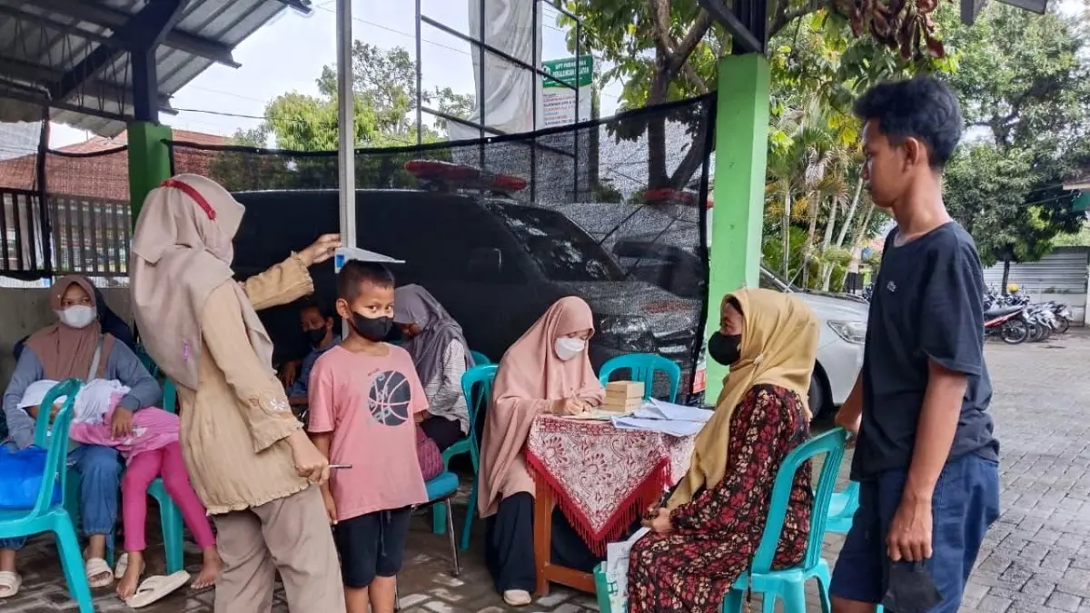 PERIKSA KESEHATAN - Tim Dinkes Kota Pekalongan saat melakukan pemeriksaan Kesehatan langsung di masyarakat, untuk deteksi dini Kesehatan.(ist)