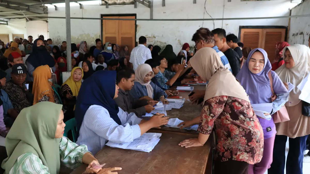 TERIMA BANTUAN - Warga kurang mampu di Kota Pekalongan yang saat antri menerima bansos dari pemerintah, beberapa Waktu kemarin di Kantor Pos Setempat.(Lutfi Hanafi/Jawa Pos Metro Pekalongan)