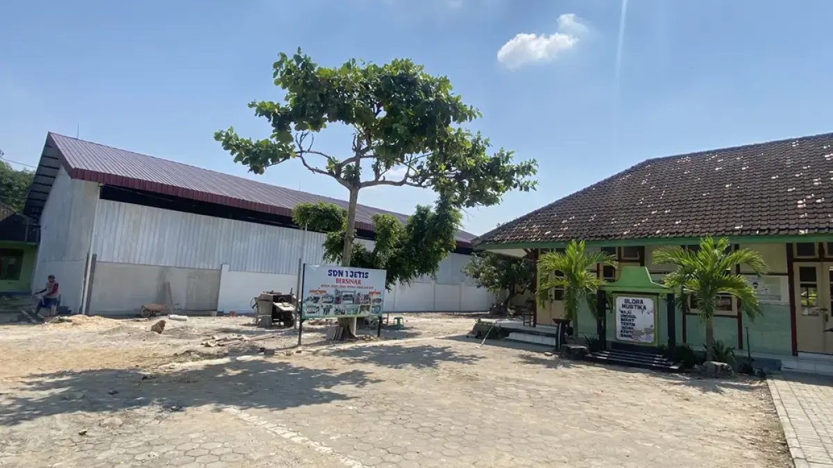 BANGUNAN: KDKMP Jetis Kecamatan Blora Kota dibangun didalam lahan lingkungan SDN 1 Jetis, bangunan KDKMP berdempetan dengan gedung dan mushala sekolah. (ARIF FAKHRIAN KHALIM/RADAR PATI)