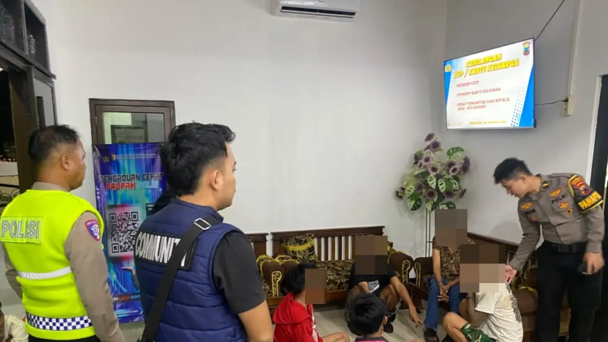 CEKCOK PEMUDA: Sejumlah pemuda terlibat cekcok di kawasan Pendopo Bupati dibawa ke kantor polisi untuk dimintai keterangan. (dok. polres pekalongan). 