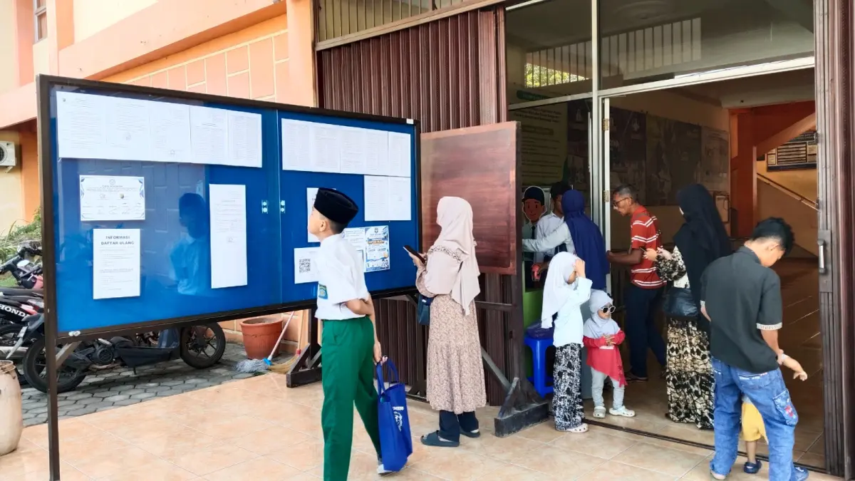 DAFTAR ULANG : Siswa-siswi melihat papan pengumumnan di SMP Negeri 2 Kota Pekalongan. (MOCH FALAHUDDIN/JAWA POS METRO PEKALONGAN)