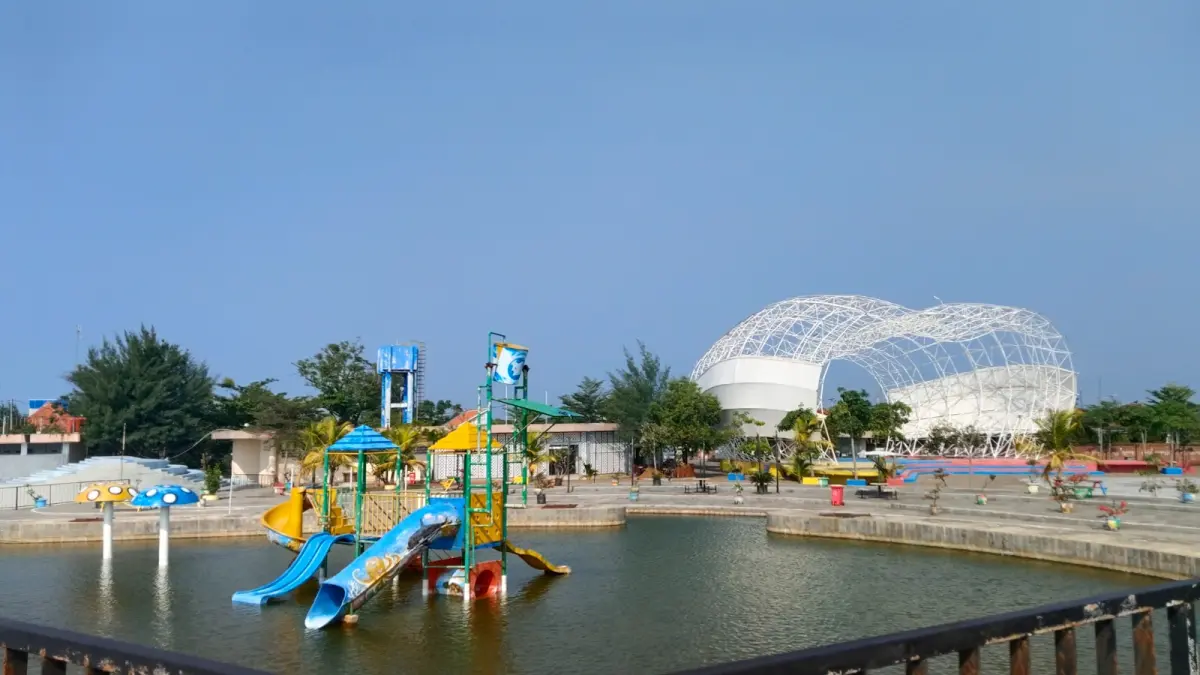 DESTINASI UNGGULAN : Destinasi wisata unggulan Pantai Pasir Kencana terdampak serius atas kebijakan efisiensi anggaran Pemkot Pekalongan. (MOCH FALAHUDDIN/JAWA POS METRO PEKALONGAN)