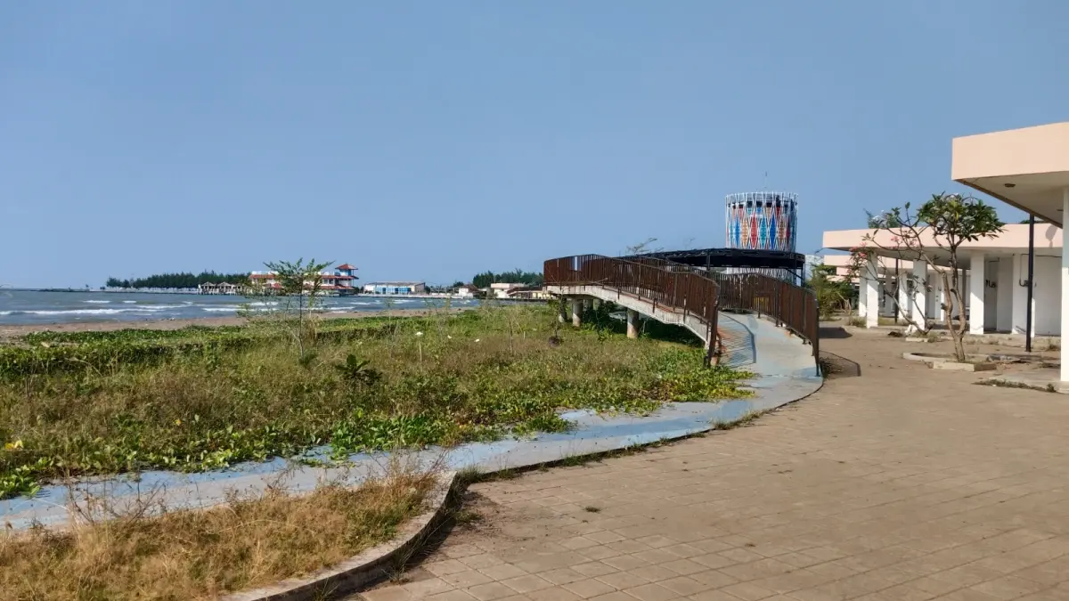 DIPENUHI RUMPUT LIAR : Destinasi wisata unggulan Pantai Pasir Kencana terdampak serius atas kebijakan efisiensi anggaran Pemkot Pekalongan. (MOCH FALAHUDDIN/JAWA POS METRO PEKALONGAN)