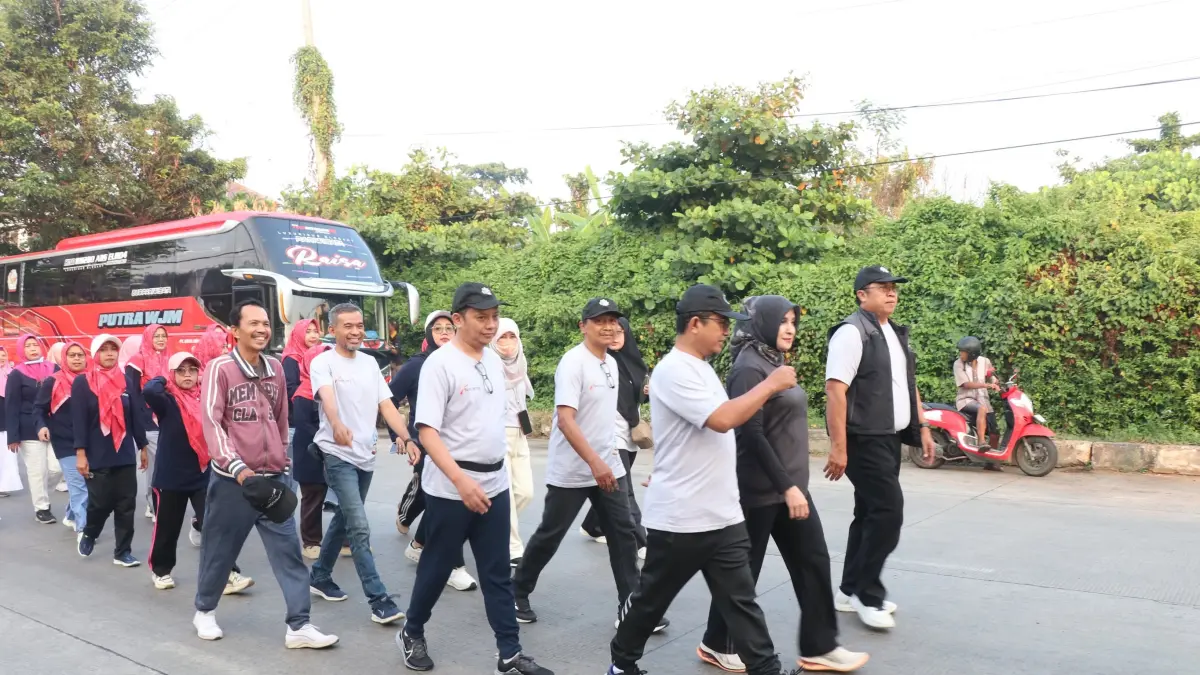 JALAN SEHAT : Wawalkot Balgis Diab saat ikut jalan sehat bareng pejabat dan pegawai Dinsos P2KB Kota Pekalongan, Jumat (3/7/2026).(Lutfi Hanafi/Jawa Pos Metro Pekalongan)