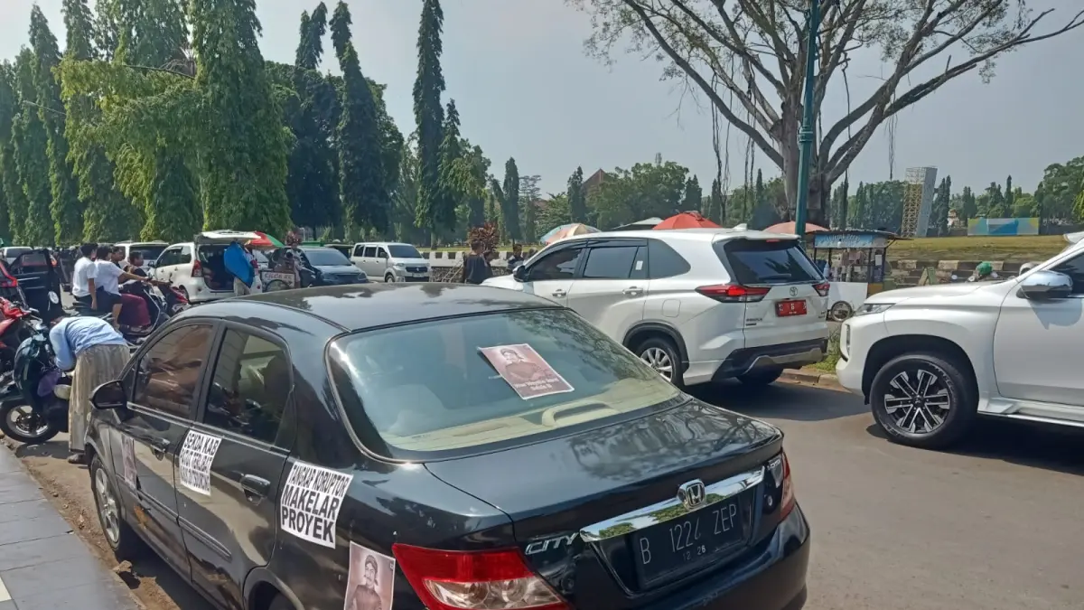 KRITIK SEKDA: Mobil berstiker kritikan kepada Sekda Kabupaten Pekalongan diparkir di jalan depan Masjid Al Muhtaram. 