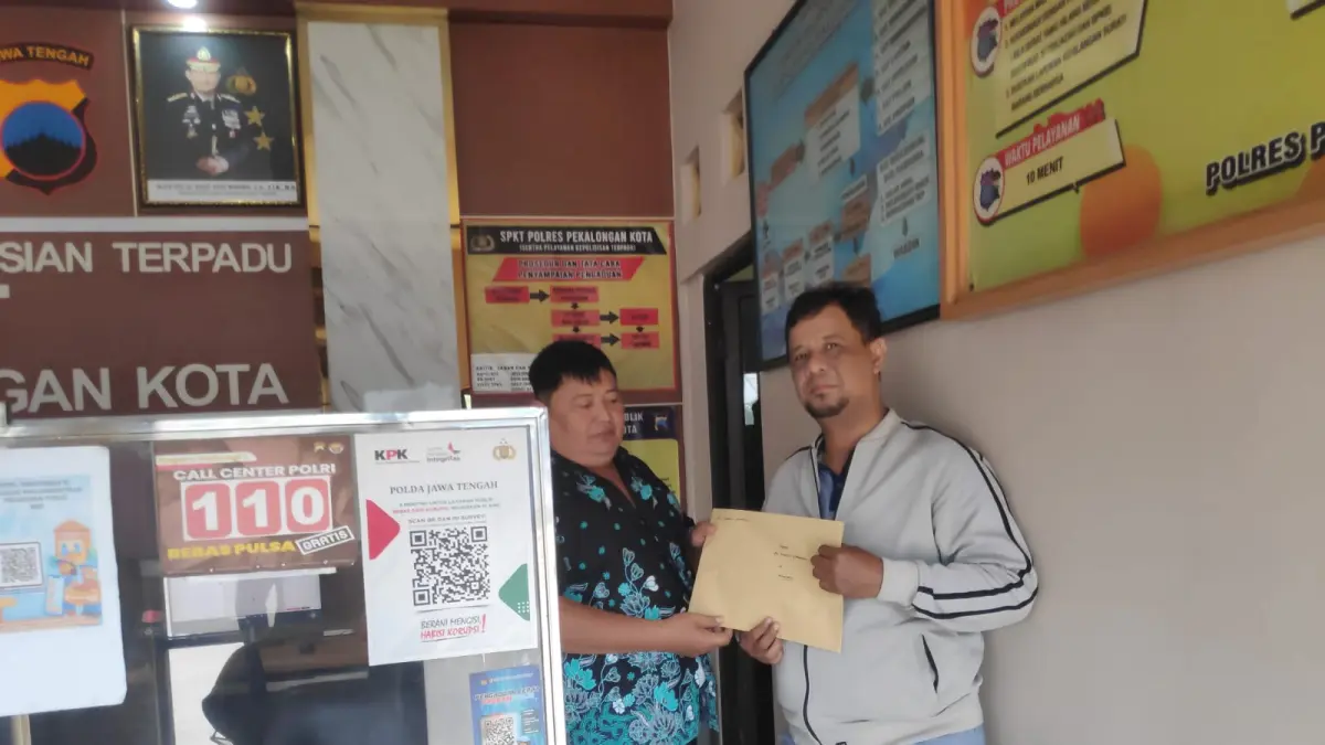 LAPORAN : Kuasa Hukum kontraktor Pekalongan saat membuat laporan ke SPTK Polres Peklaongan.(Lutfi Hanafi/Jawa Pos Metro Pekalongan)