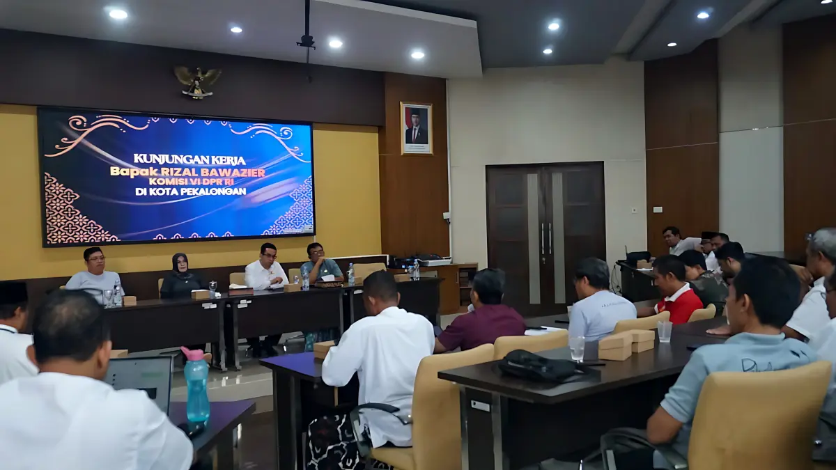 PAPARAN - Anggota Komisi VI DPR RI, Rizal Bawazier, saat kunjungan kerja daerah pemilihan (kundapil) di Ruang Buketan Setda Kota Pekalongan, Jumat (3/7/2026).(Lutfi Hanafi/Jawa Pos Metro Pekalongan)