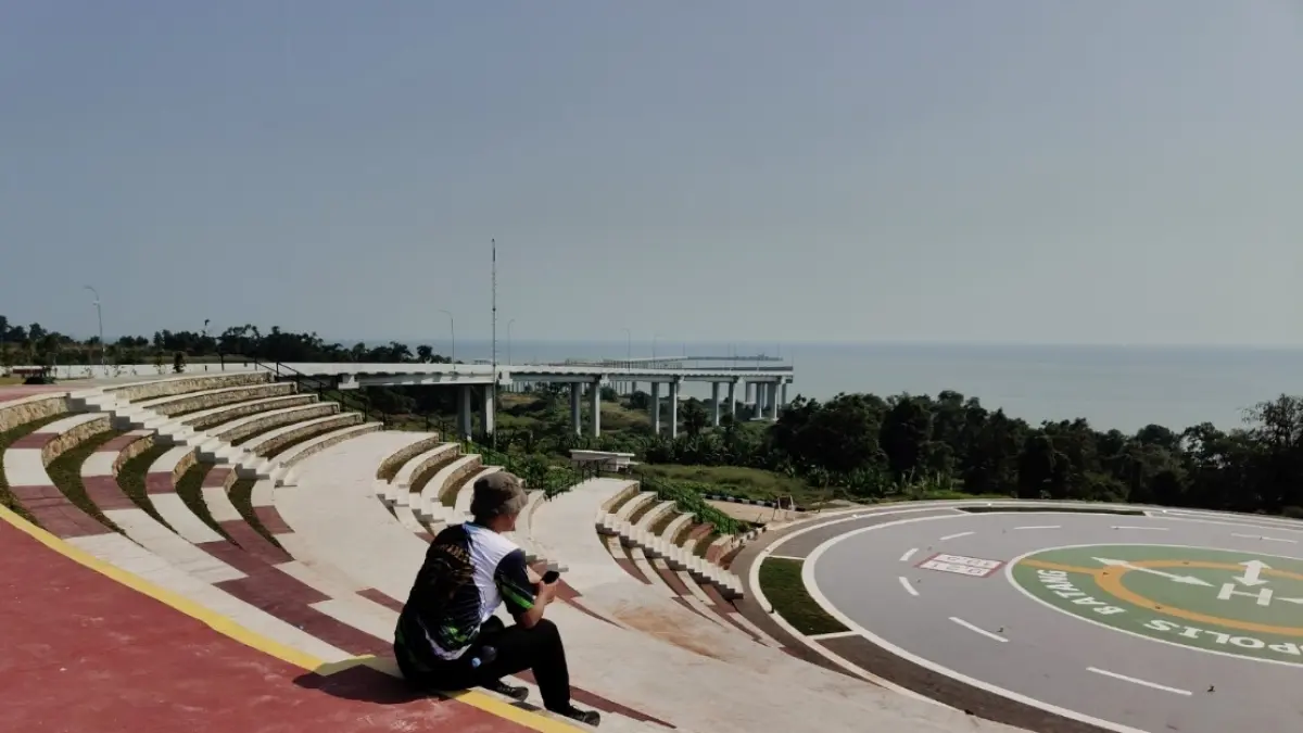 PEMANDANGAN INDAH: Suasana Taman Tematik KEK Industropolis Batang dengan pemandangan indah laut.