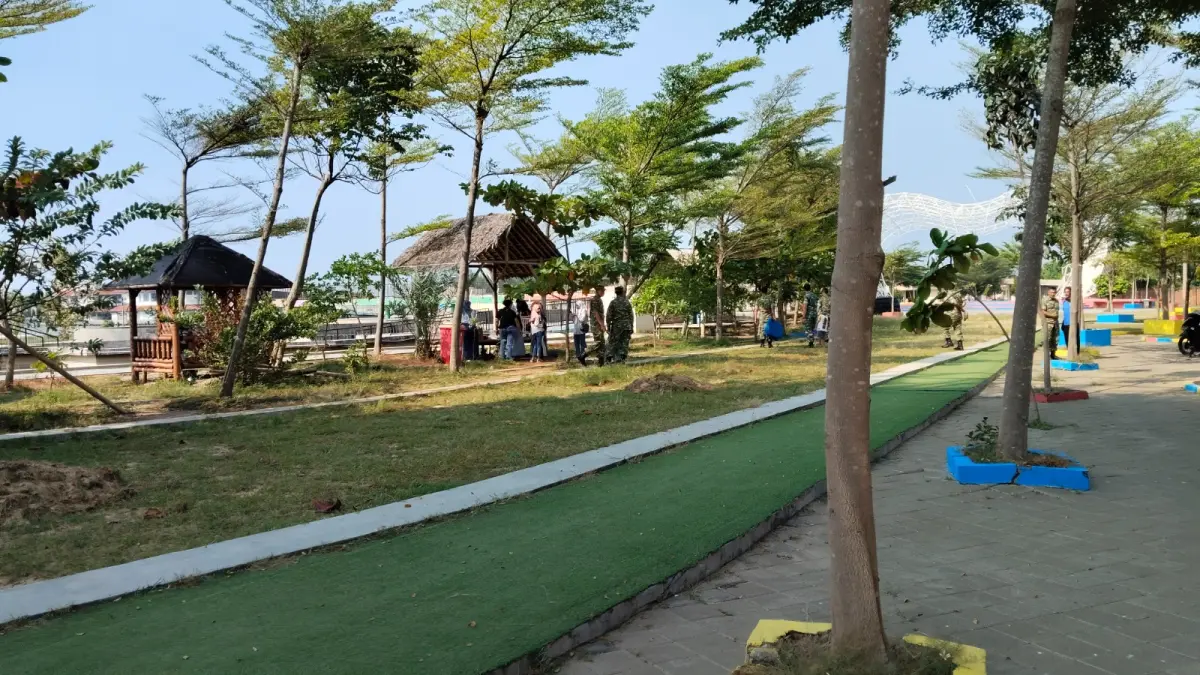 RAMAI PENGUNJUNG : Destinasi wisata unggulan Pantai Pasir Kencana terdampak serius atas kebijakan efisiensi anggaran Pemkot Pekalongan. (MOCH FALAHUDDIN/JAWA POS METRO PEKALONGAN)