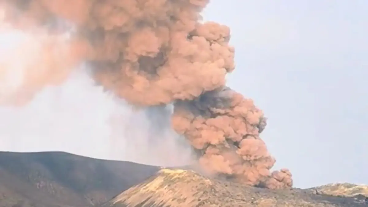 Status Gunung Anak Krakatau dari Level II (Waspada) menjadi Level III (Siaga) mulai Kamis (2/7) pukul 16.30 WIB.