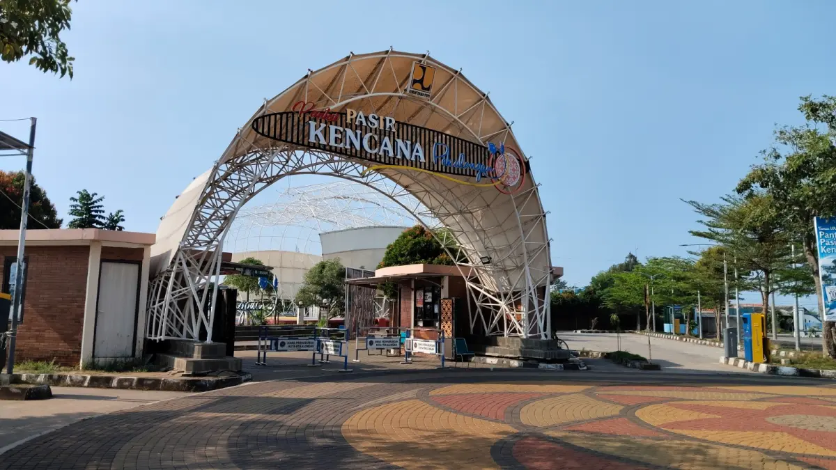 TERDAMPAK EFISIENSI ANGGARAN : Destinasi wisata unggulan Pantai Pasir Kencana terdampak serius atas kebijakan efisiensi anggaran Pemkot Pekalongan. (MOCH FALAHUDDIN/JAWA POS METRO PEKALONGAN)