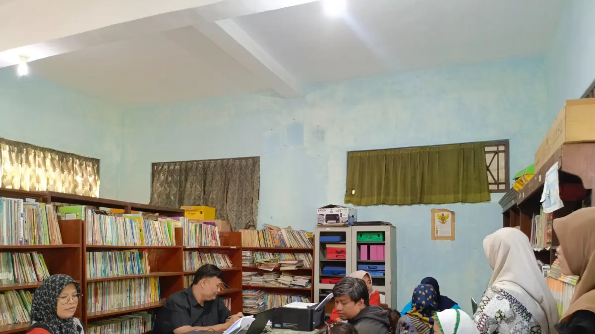 TINGGI PEMINAT : SPMB online kali pertama di SDN Keputran 6 Kota Pekalongan tidak mempengaruhi minat para orang tua siswa untuk mendaftarkan anaknya. (SALWA NAJAHA/JAWA POS METRO PEKALONGAN)