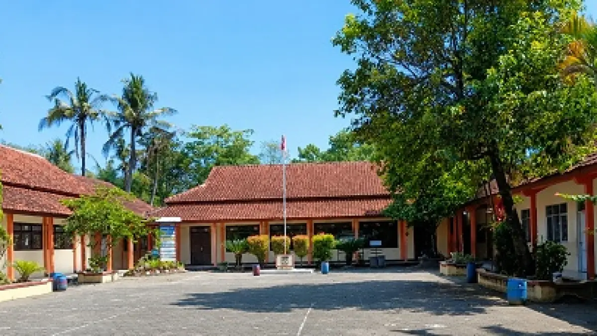 MELEK DIGITAL : SD Negeri 02 Pekiringanalit, Kabupaten Pekalongan, sudah menerapkan sistem pendaftaran daring mandiri, sejak sebelum badai pandemi Covid-19 melanda pada 2021 silam. (MAULIDA USNA AULIA/JAWA POS METRO PEKALONGAN)