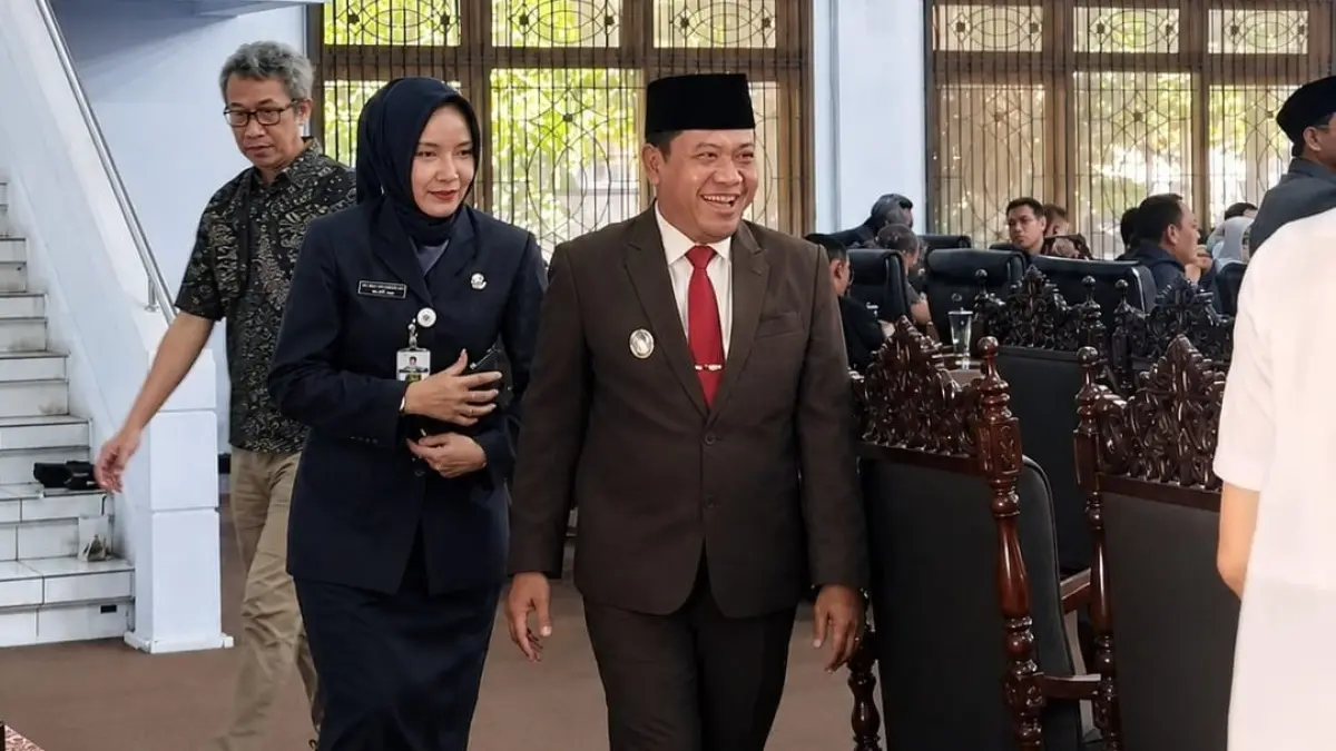 SIDANG PARIPURNA : Plt Bupati Pekalongan Sukirman berjalan menuju ruang sidang paripurna DPRD Kabupaten Pekalongan, Rabu 1 Juli 2026. (LAILATUS SYARIFAH/JAWA POS METRO PEKALONGAN)