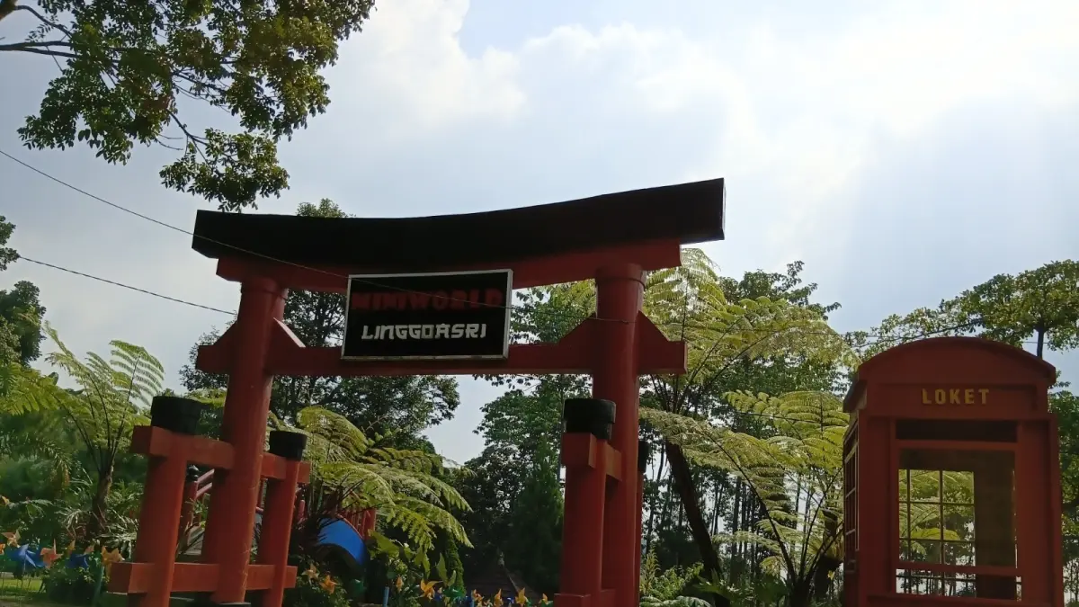 DESTINASI WISATA UNGGULAN : Pengunjung Objek Wisata Linggo Asri, Kabupaten Pekalongan, naik sekitar 20 persen dibandingkan hari-hari biasa selama musim liburan sekolah. (MAULIDA USNA AULIA/JAWA POS METRO PEKALONGAN)