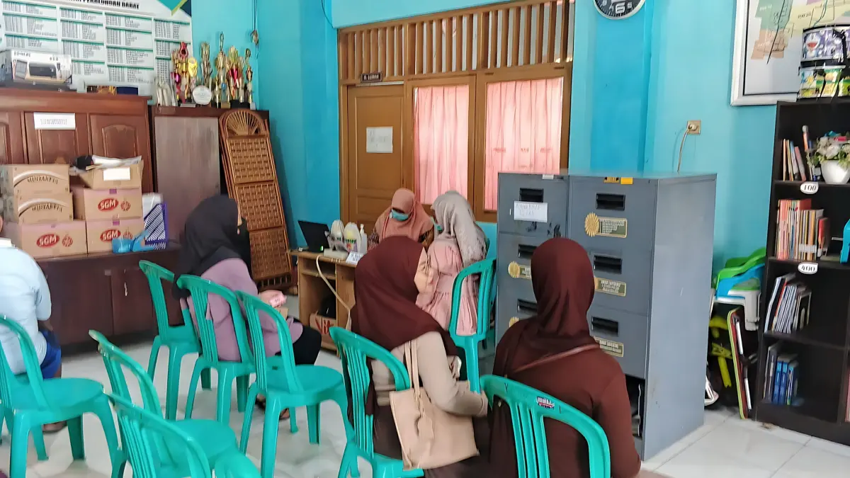 IST
KONSULTASI - Warga saat konsultasi Kesehatan langsung dengan dokter spesialis pada program Spelling di Kelurahan Pringrejo pada Kamis (2/7/2026).